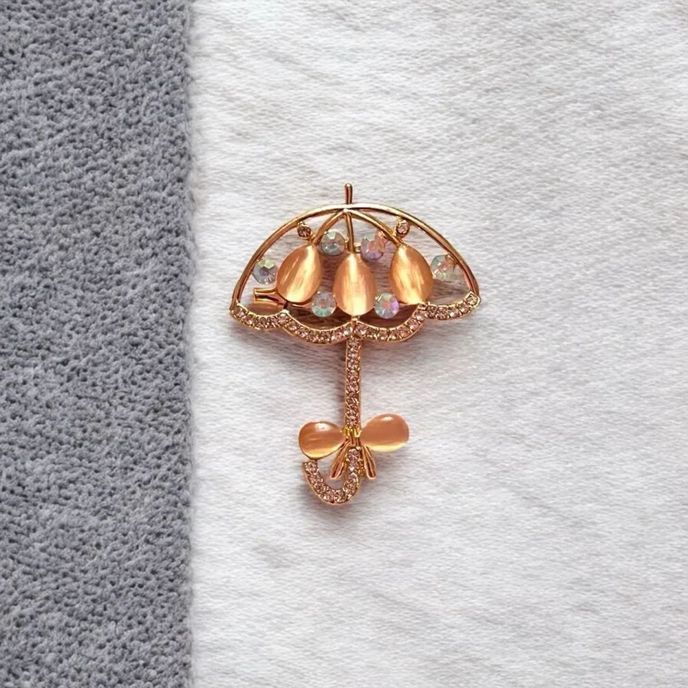🤯5/$25🤯 Peach Stone Aurora Borealis Rhinestone Gold Tone Unbrella Brooch